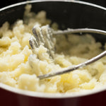 Zomers vispannetje met verse vis, seizoensgroenten en homemade aardappelpuree met pesto
