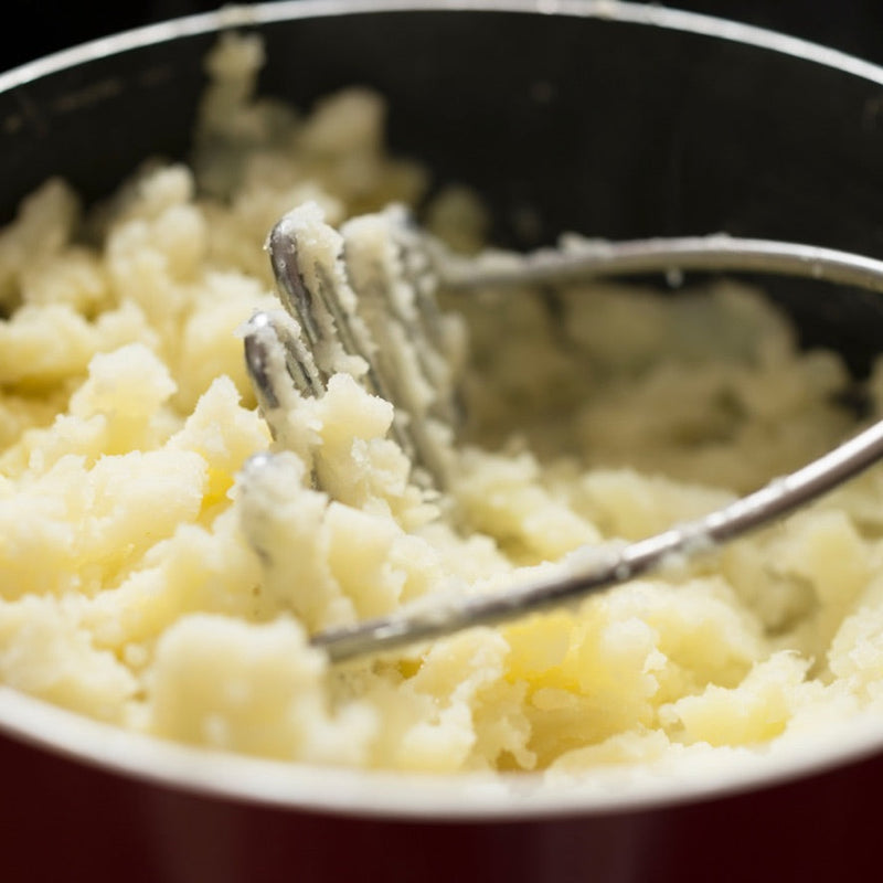 Zomers vispannetje met verse vis, seizoensgroenten en homemade aardappelpuree met pesto