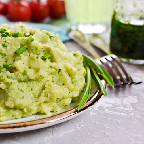 Zomers vispannetje met verse vis, seizoensgroenten en homemade aardappelpuree met pesto