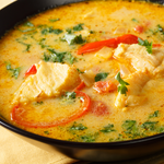 Zomers vispannetje met verse vis, seizoensgroenten en homemade aardappelpuree met pesto