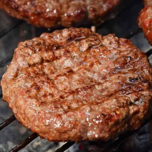 Homemade hamburger met ratatouille en aardappeltjes