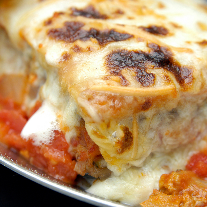 Lasagne met ricotta, paprika, tomatensaus en mozzarella (vegetarisch)