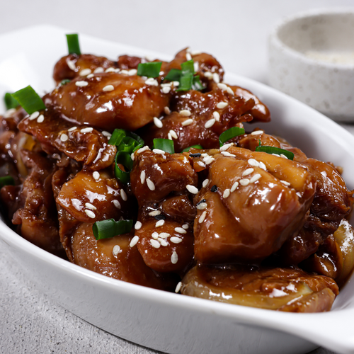 Teriyaki kippenreepjes en champignons met noedels en gewokte groenten