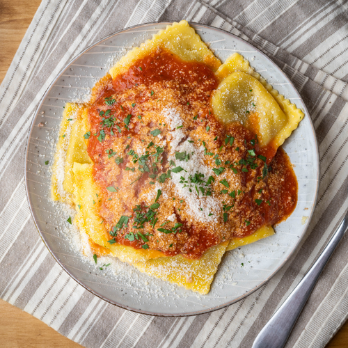 Verse ravioli met gehaktvulling in een pittige tomatensaus met Pecorino