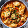 Zomers vispannetje met verse vis, seizoensgroenten en homemade aardappelpuree met pesto