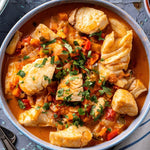 Zomers vispannetje met verse vis, seizoensgroenten en homemade aardappelpuree met pesto